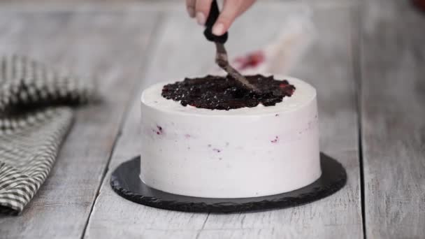 菓子は黒スグリジャムとケーキを飾る. — ストック動画