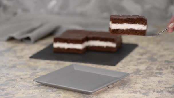 Läcker chokladkaka på bordet, närbild. — Stockvideo