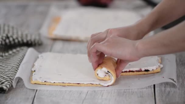 Chef de pastelaria fazendo bolo de esponja com camadas verticais e geléia de groselha. Série . — Vídeo de Stock