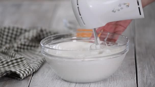 Food processor beat the eggs whites into a thick foam. — Stock Video