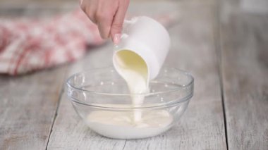 Bir cam kasede krema çırpma mikserle, yavaş çekim.