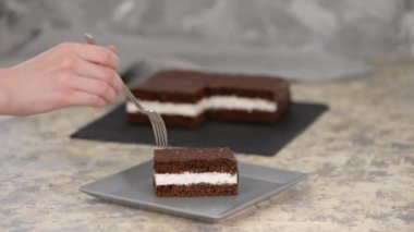 Ev yapımı çikolatalı pasta yiyen kadınlar..