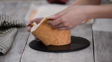 Pasta şefi dikey katmanlı ve kuşüzümü reçelli kek yapıyor. Seri.