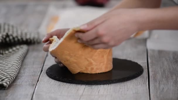 Pasticciere che prepara pan di Spagna con strati verticali e marmellata di ribes nero. Serie. . — Video Stock