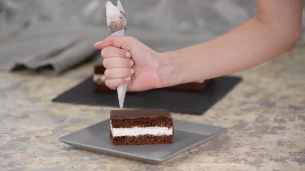 チョコレートでケーキを飾る.キッチンでのデザートの準備、自宅での菓子の生産. — ストック動画