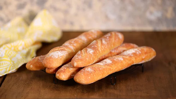 Verse stokbrood op houten tafel, close-up. — Stockfoto