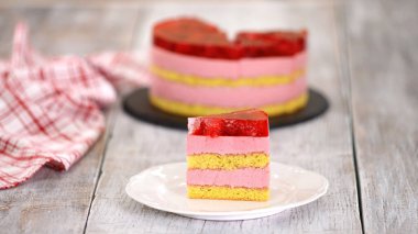 Vanilyalı bisküvi, ahududu kreması ve jöleli kek, tatlı pastalar..