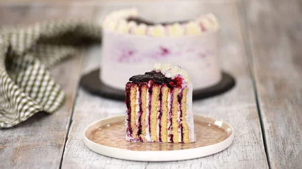 Pedaço de bolo de geleia de groselha preta de camada vertical caseira. — Fotografia de Stock