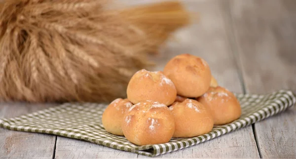 Délicieux petits pains à la levure fraîchement cuits avec croûte . Image En Vente