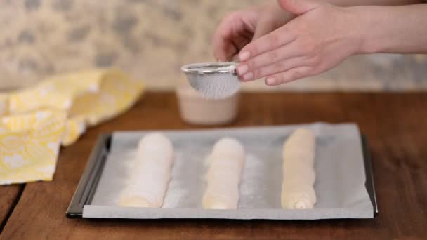 La mujer hace baguettes caseros. Pan francés tradicional baguette hecho a mano ecológico. — Vídeo de stock