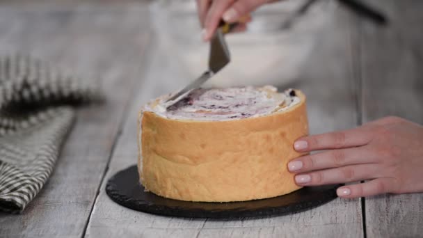 Un pasticcere prepara una torta alla panna. Dessert su un tavolo bianco in cucina. Il concetto di cottura a casa, torte di cottura. — Video Stock
