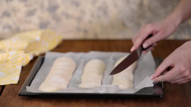 La mujer hace baguettes caseros. Pan francés tradicional baguette hecho a mano ecológico. — Vídeo de stock