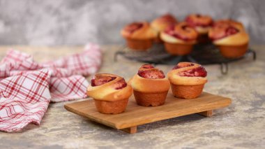 Reçelli taze maya çörekleri. Tatlı yemek.