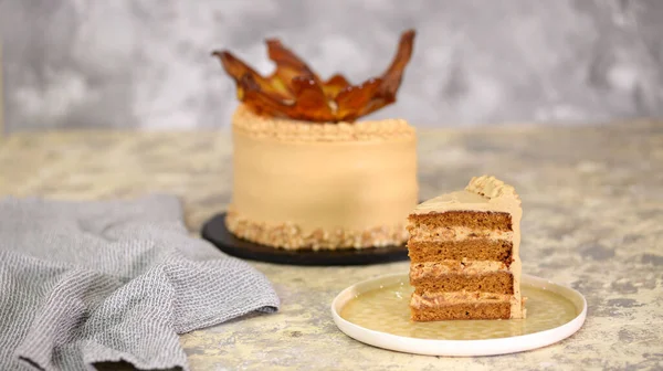 शेंगदाणा सह स्वादिष्ट कारमेल केक एक तुकडा . — स्टॉक फोटो, इमेज