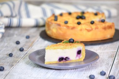 Tabakta bir parça yabanmersinli cheesecake. Tatlı cheesecake