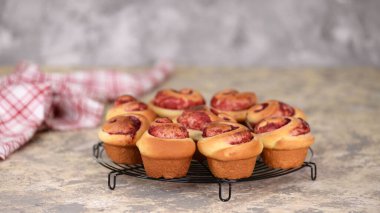 Soğutma rafında böğürtlen reçelli taze mayalı çörekler..