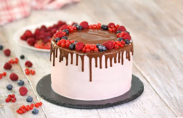 Tort delicios decorat cu fructe de padure de vara. Tort cu fructe de pădure de vară — Fotografie, imagine de stoc