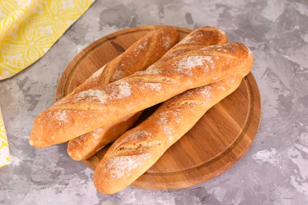 Franse stokbrood op houten plank. Heerlijk frans brood. Close-up. — Stockfoto