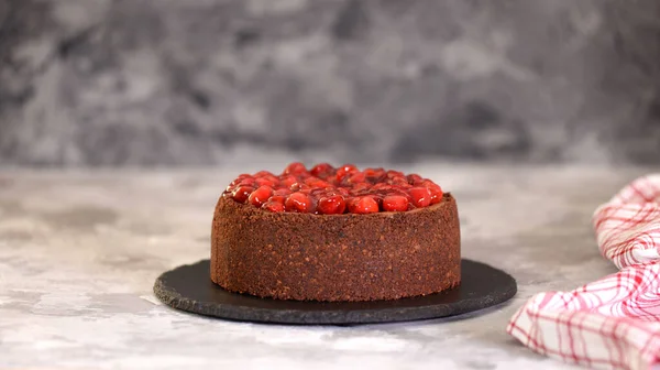 Kiraz soslu ev yapımı lezzetli çikolatalı cheesecake..