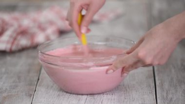 Pasta için böğürtlen kreması yapan Baker..