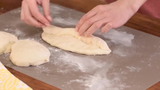 Kobieta robi domowe bagietki. Organiczne ręcznie robione bagietki tradycyjny francuski chleb. — Wideo stockowe
