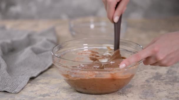 Una persona revuelve la masa de chocolate para hornear pastel . — Vídeos de Stock