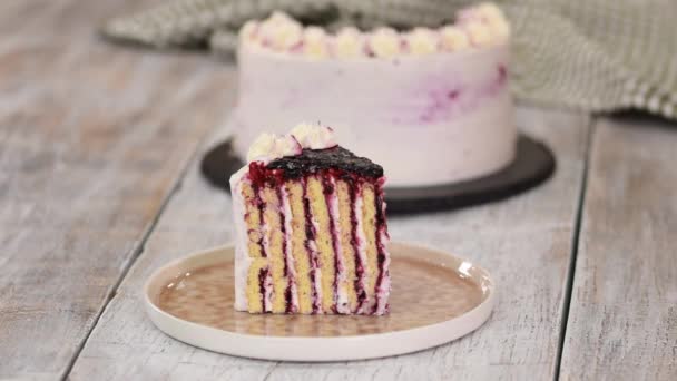 Lätt hemmagjord vertikal lager svartvinbärssylt tårta. — Stockvideo