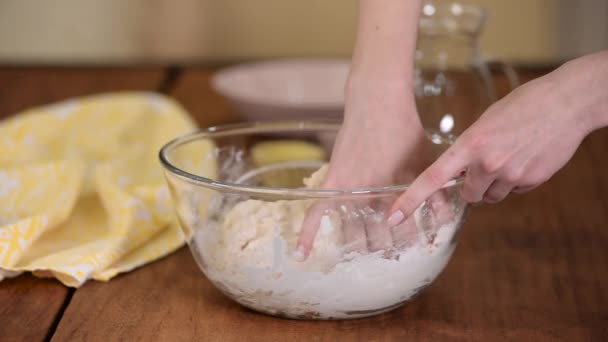 Женщина готовит и месит тесто в миске . — стоковое видео