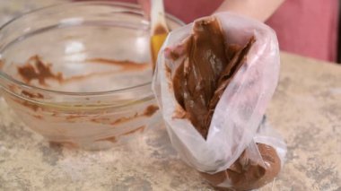 Pasta poşetine çikolata hamuru ekliyorum. Çikolatalı Fransız profiterolü yapıyorum..