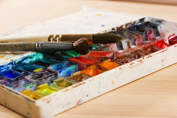 Pintores pinceles y acuarelas en paleta. Estilo vintage — Foto de Stock