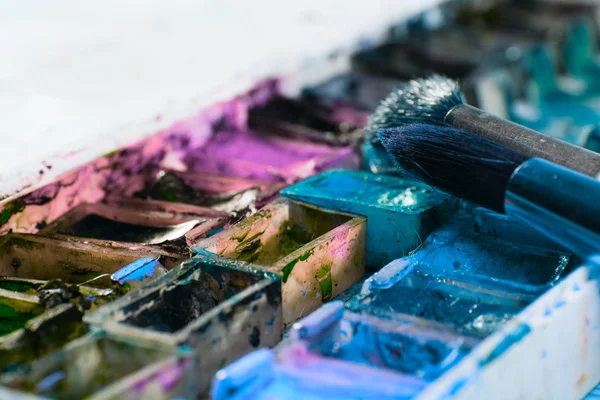 Pintores pinceles y acuarelas en paleta — Foto de Stock