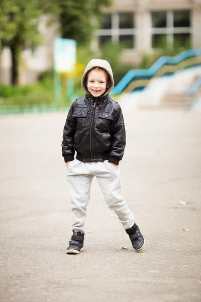 Retrato completo de um menino adorável vestindo couro preto — Fotografia de Stock