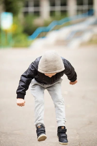 Bambino che salta e si diverte all'aperto — Foto Stock