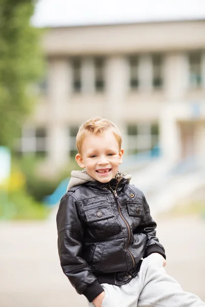 Ritratto di adorabile bambino che indossa giacca di pelle nera . — Foto Stock