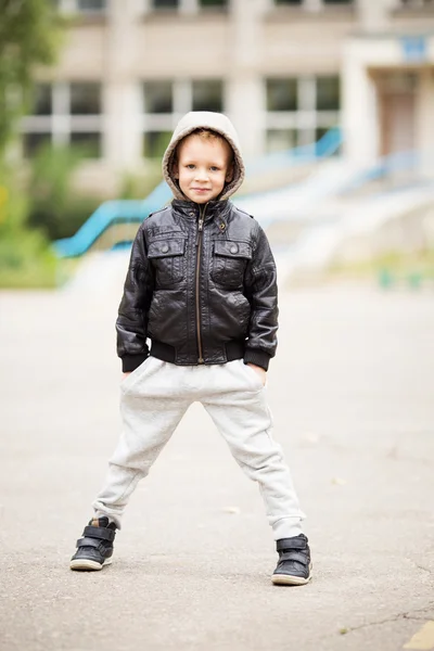 Ολόσωμο πορτρέτο του αξιολάτρευτο μικρό αγόρι αστικών φορούν μαύρα — Φωτογραφία Αρχείου