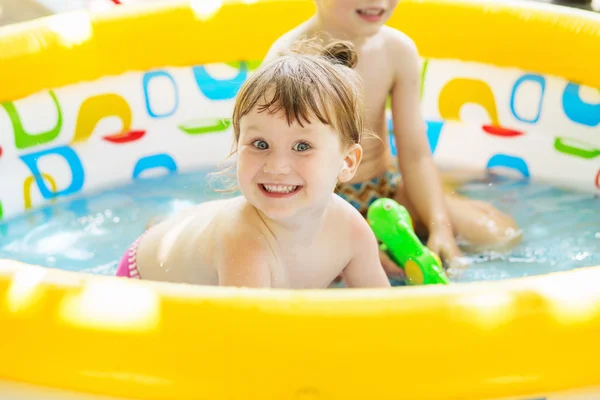 Niña Baña Piscina Inflable Amarilla Aire Libre Día Caliente Del —  Fotos de Stock