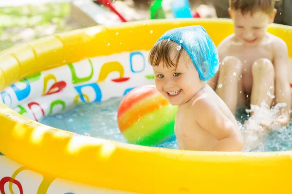 Crianças Pequenas Tomam Banho Piscina Inflável Amarela Que Rema Livre — Fotografia de Stock