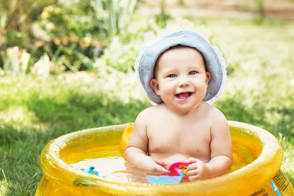 Hermosa niña en algodón Panama Cap baña en amarillo Inflat — Foto de Stock