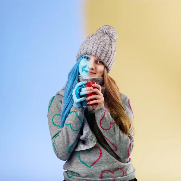 Sevimli Genç Kız Gri Yünlü Kap Bir Fincan Çay Ellerinde — Stok fotoğraf