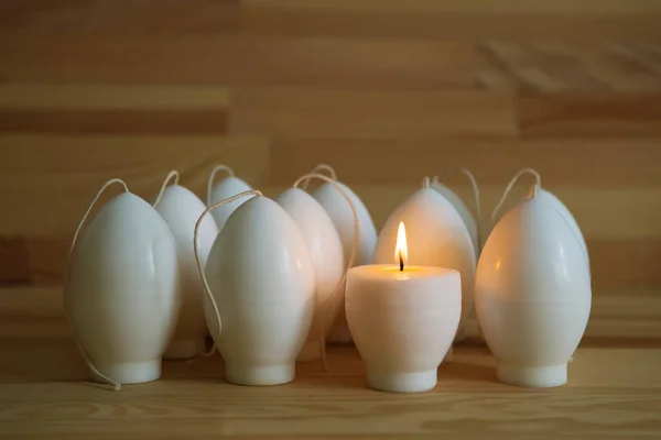 Decoratieve Handmade kaarsen in de vorm van eieren klaar voor verf — Stockfoto