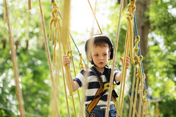 Παιδιά αναρρίχηση στο πάρκο περιπέτειας. Αγόρι απολαμβάνει αναρρίχηση σε σχοινί — Φωτογραφία Αρχείου