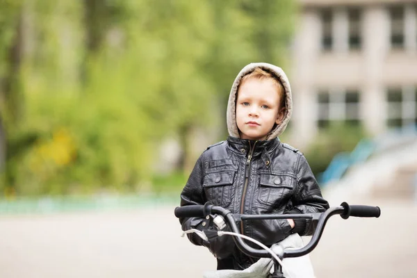 Retrato de adorable niño urbano con gato de cuero negro — Foto de Stock