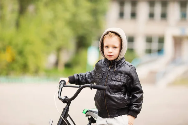 愛らしい小さな都市少年身に着けている黒革のジャックの肖像画 — ストック写真