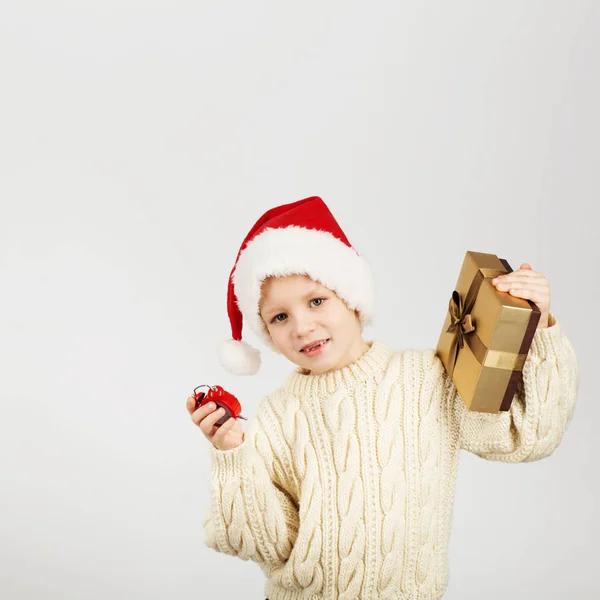 Porträt eines fröhlichen, schönen kleinen Jungen mit Weihnachtsmütze — Stockfoto