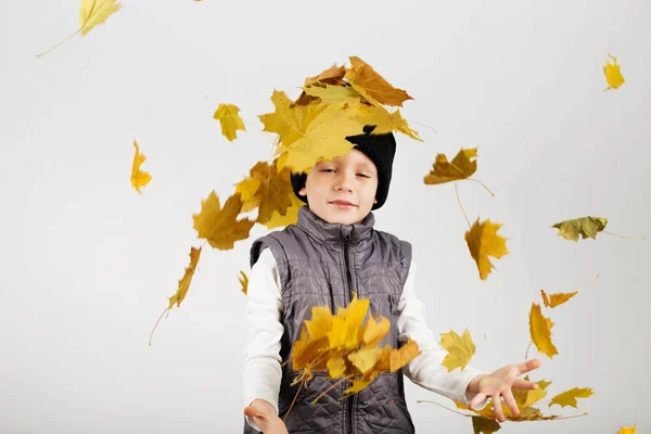 Portrait de joyeux joyeux beau petit garçon contre le dos blanc — Photo