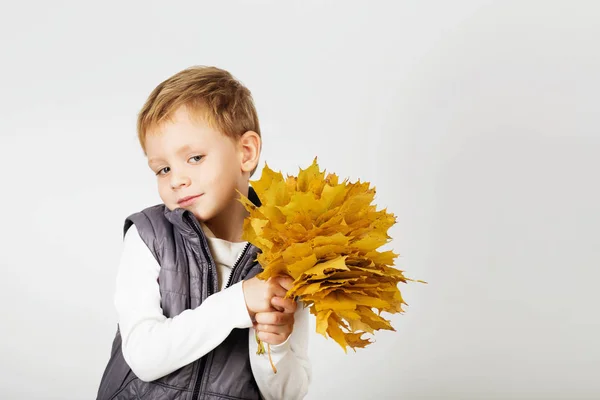 Porträtt av glada glada vackra lilla pojke mot vit baksida — Stockfoto