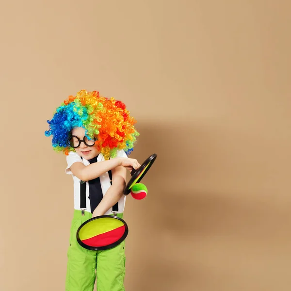 Blithesome dzieci. Portret chłopca szczęśliwy clown noszenie dużych n — Zdjęcie stockowe