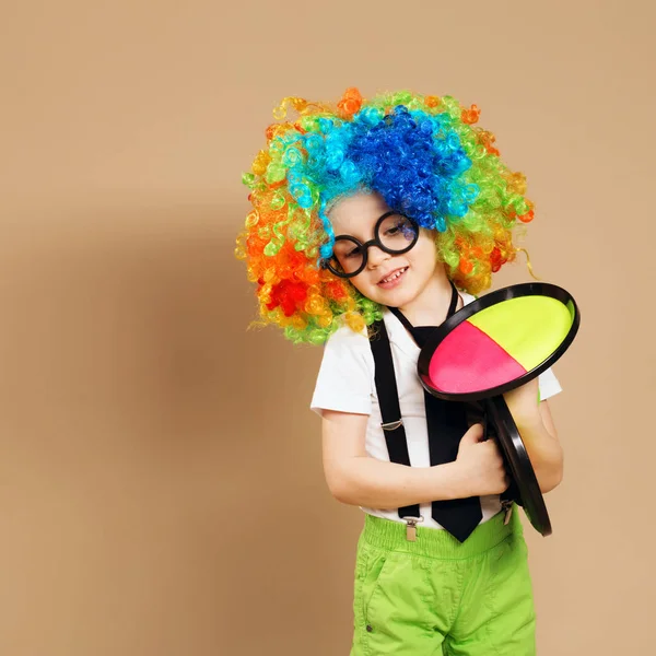 Niño en peluca de payaso y anteojos jugando pelota de captura juego —  Fotos de Stock