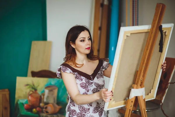 Artista mujer pintando un cuadro en un estudio — Foto de Stock