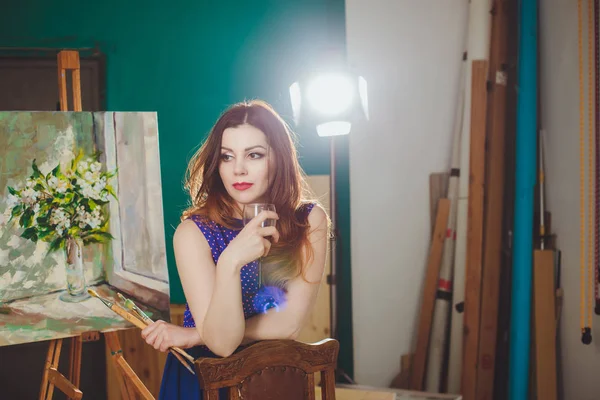 Criativa menina pintor pensativo pinta um quadro colorido na canva — Fotografia de Stock